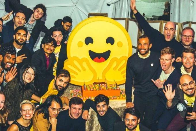 Hugging Face, un des leaders de l’IA générative, lève 235 millions de dollars avec Salesforce Ventures